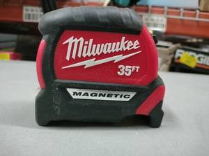 lot 1591 image: Milwaukee 35ft Magnetic Measuring Tape
