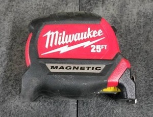 lot 3041 image: Milwaukee 25 Tape Measure Red Magnetic