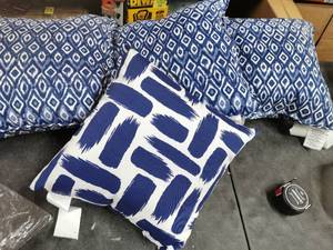 lot 5929 image: Set of 4 Decorative Throw Pillows