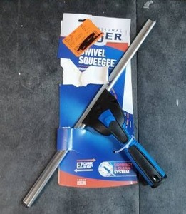 lot 3486 image: Swivel Squeegee
