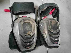 lot 1958 image: Husky Hard Cap GelFoam Stabilizer Knee Pads