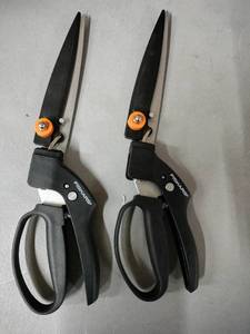lot 1983 image: 2pk Fiskars SmartFit GS40 Grass Cutter
