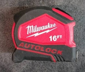 lot 3452 image: Milwaukee 16 Tape Measure Red Auto Lock