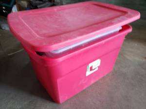 lot 8402 image: 4 Pack Of Miscellaneous Sterilite Bins