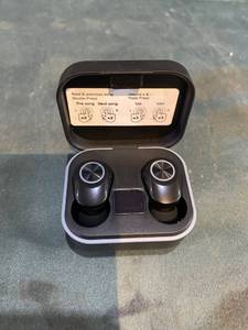 lot 37072 image: TRUE WIRELESS BLUETOOTH EARBUDS