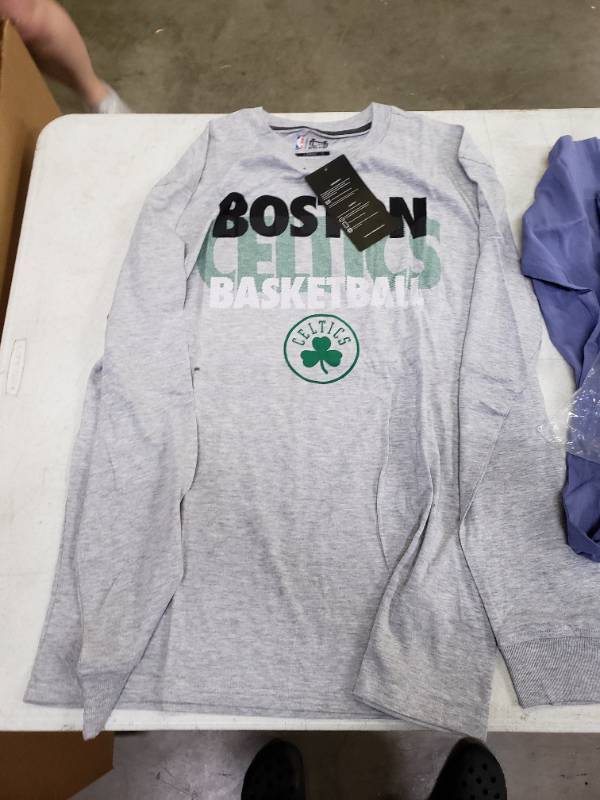 lot 1922 image: Boston Celtics Long Sleeve Shirt Large