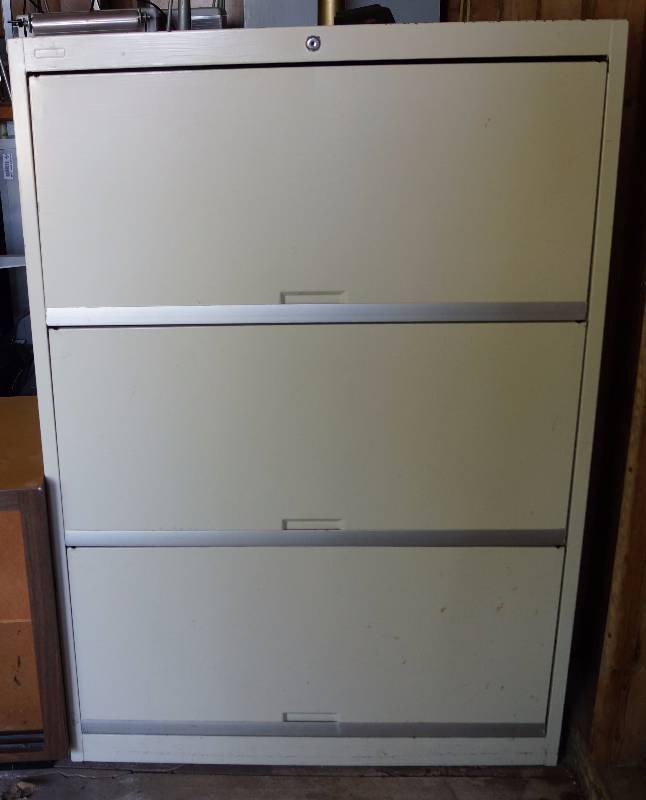 lot 2392 image: 3 Door Latteral File Filing Cabinet