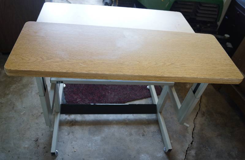 lot 2395 image: Nice Adjustable Work Station - Heavy Duty Piece of Furniture
