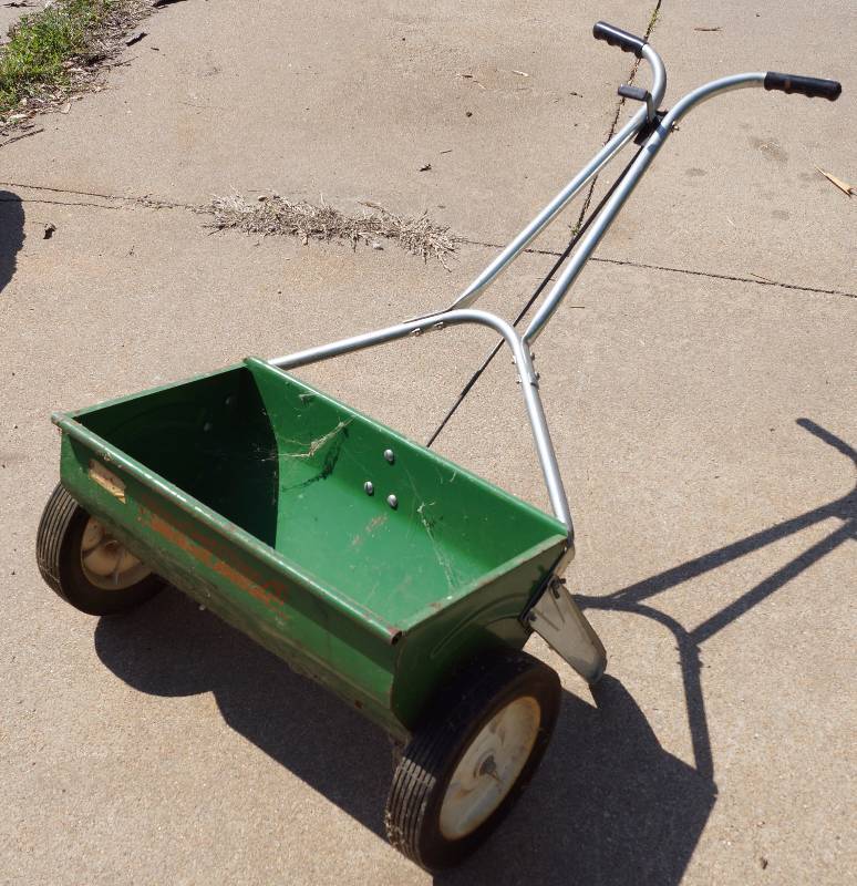 lot 2407 image: Lawn Spreader - Red Devil