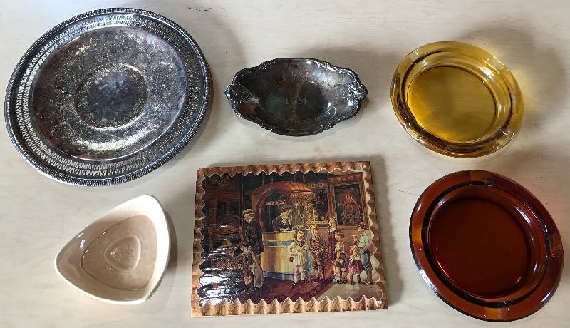 lot 2300 image: Misc Housewares - Deco - Ashtrays