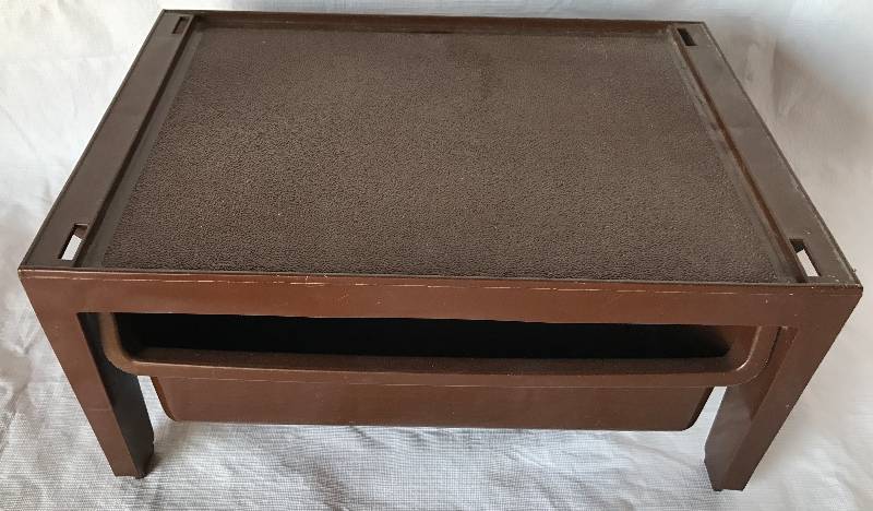 lot 2335 image: Small Plastic Table with Drawer