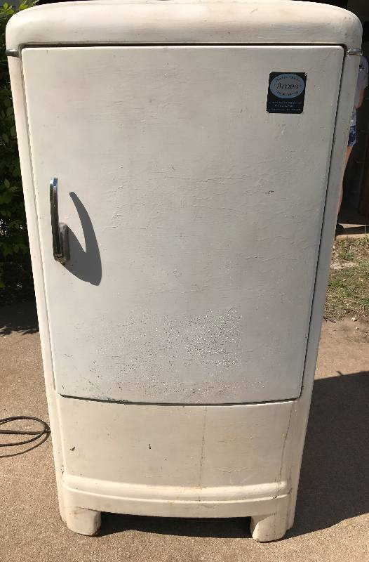 lot 2353 image: RARE Vintage Upright Frigidaire Super Freezer - Not Many of These Around