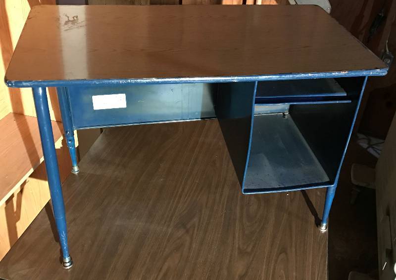 lot 2026 image: Heavy Duty Commercial Work Desk - 34 W x 18 D x 2 Tall Adjustable