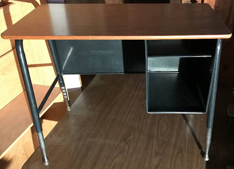 lot 2027 image: Heavy Duty Commercial Work Desk - 34 W x 18 D x 2 Tall Adjustable