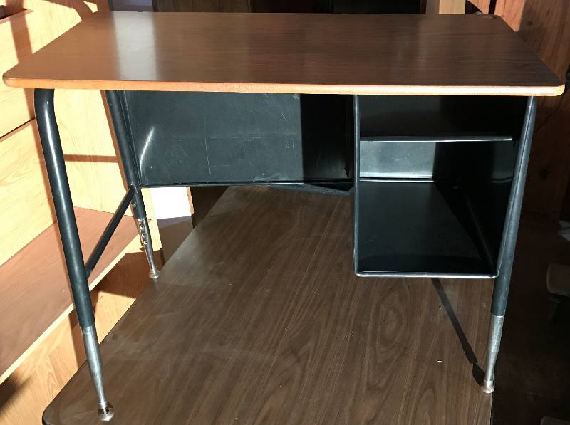 lot 2028 image: Heavy Duty Commercial Work Desk - 34 W x 18 D x 2 Tall Adjustable