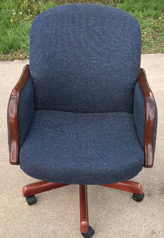 lot 2271 image: Nice Chromcraft Rolling Office Chair - Very Comfortable