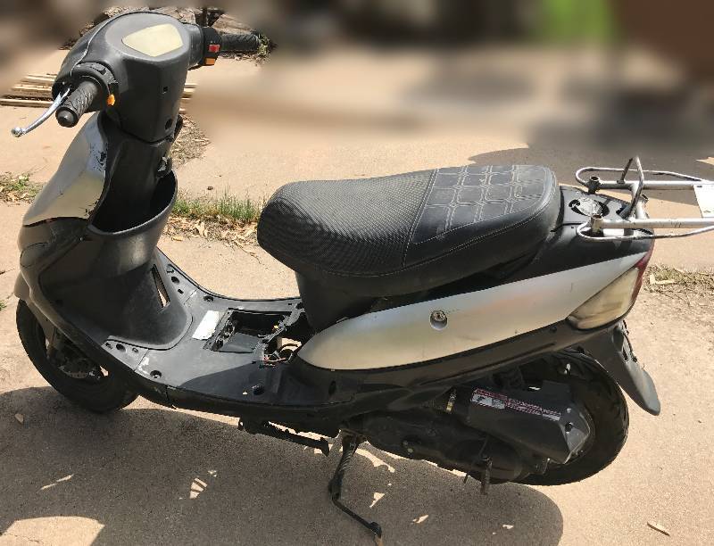 lot 2279 image: Gas Powered Moped Scooter - Ran when Parked