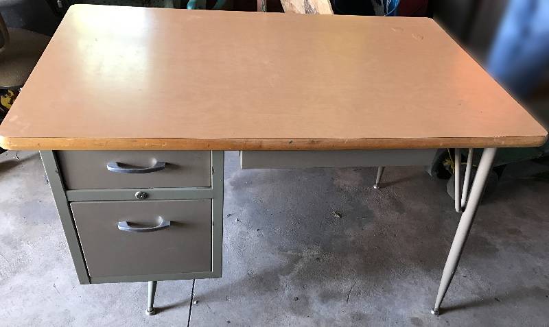 lot 2285 image: Locking Commercial Heavy Duty 3 Drawer Desk