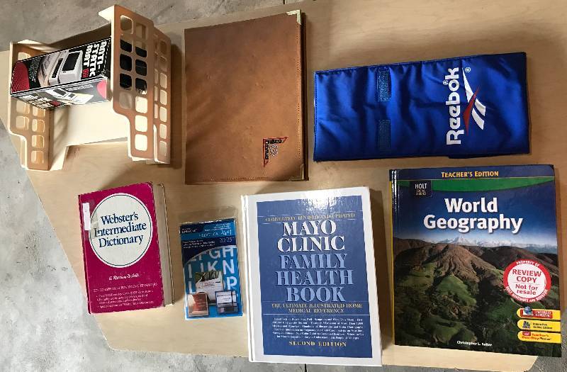 lot 2293 image: Lot of Misc - Books - Mayo Clinic Health Book - World Geography - Dictionary