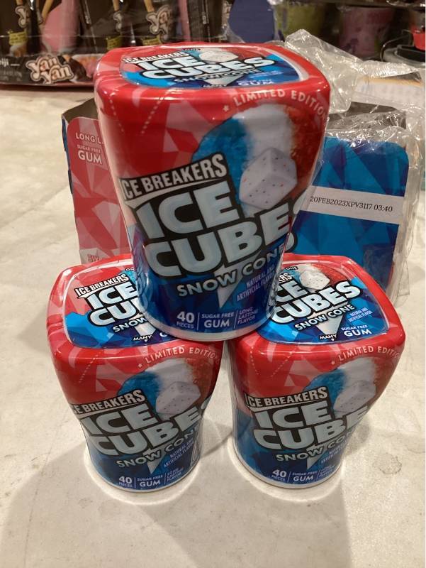 ICE BREAKERS ICE CUBES Snow Cone Sugar Free Gum, 3.24 oz bottle, 40 pieces