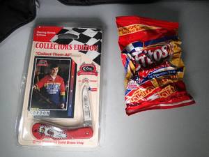 lot 23158 image: Jeff Gordon #24 Knife and 1993 Card Bag of Fritos Racing  Jeff Gordon Chips
