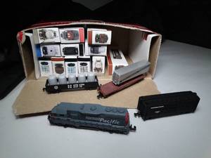 lot 23167 image: Southern Pacific Mini Train Cars and Engines