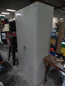 lot 23381 image: Tennsco 6Ft 2 Door Metal Cabinet