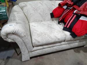 lot 23387 image: Stratford Cream  White Floral Quality 2 Cushion Love Seat  wo Contents
