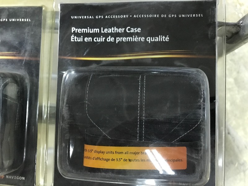 lot 1002 image: 3.5 in. Leather Carrying case