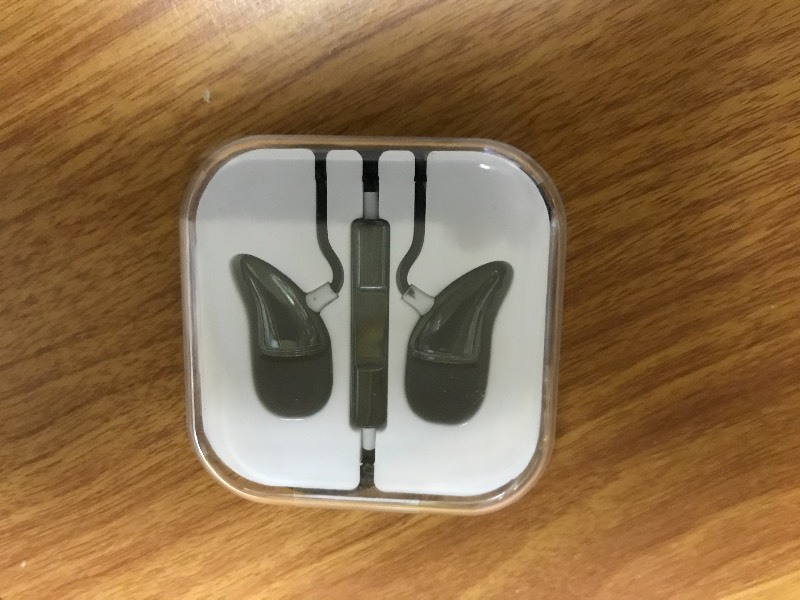 lot 1039 image: Compact, stylish ear buds.