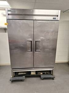 lot 5 image: Commercial True T-9-HC Two-Door Reach-In Refrigerator