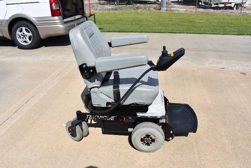lot 1092 image: Hoveround Teknique XHD Wheelchair DO NOT BID Picture Lot Only