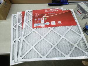 lot 2829 image: Honeywell FPR 7 Allergen Plus Air Filter, 25x25x1, Set Of 3