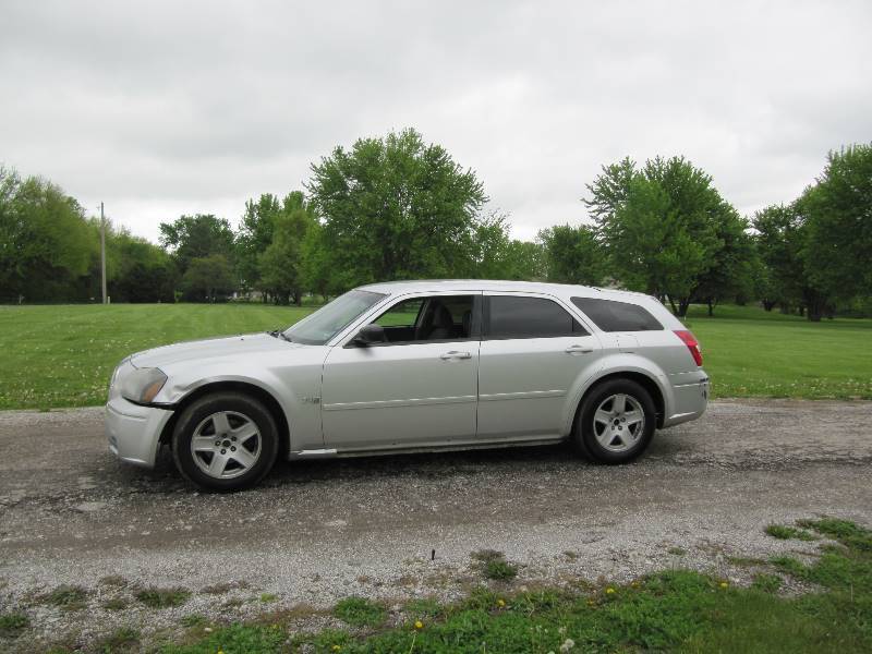 lot 1004 image: 2005 DODGE Magnum Station Wagon