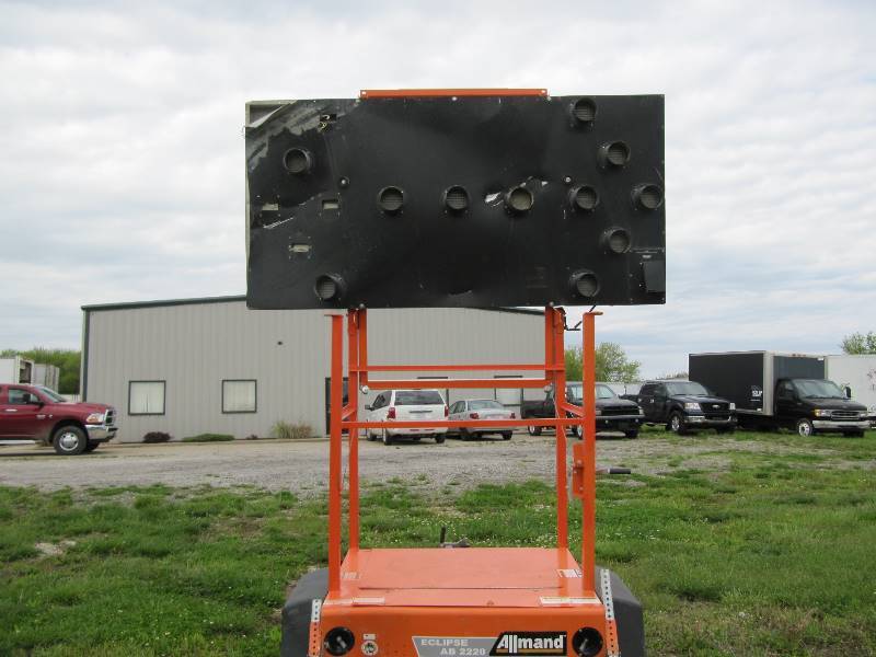 lot 1008 image: Arrow Warning Board, 15-Lamp, Eclipse� AB 2200 ALT (Allmand Bros. AB2200 SEALT)