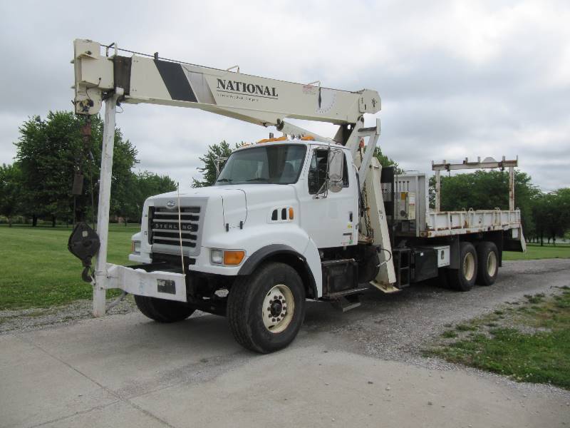lot 1009 image: 2002 Heavy Duty 60,000 LB GVW Sterling With 600 D National Crane