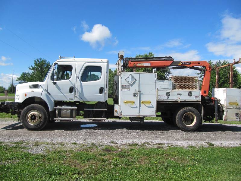 lot 1010 image: 2006 Freightliner Low Miles With PK-7501 Palfinger Knuckle Boom Crane
