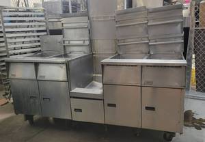 lot 12584 image: Commerical Pitco SGH50 4-Unit Deep Fryer W a Auto Filtration System