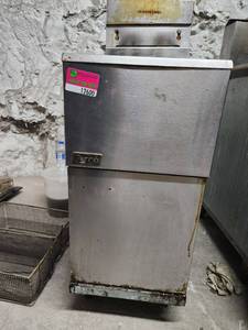 lot 12600 image: Pitco Model 35C Natutal Gas Fryer