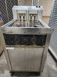 lot 12602 image: Giles Interprises Commercial Electric Large Capacity Fryer