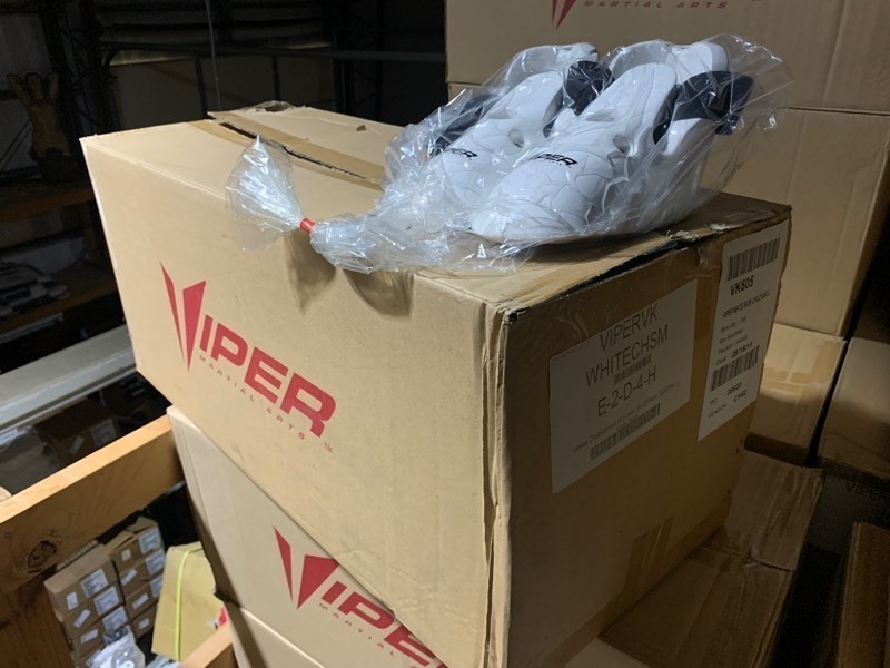 lot 213 image: New 12pc Viper MMA Practice Sparring Gear White Childs Kick, Small
