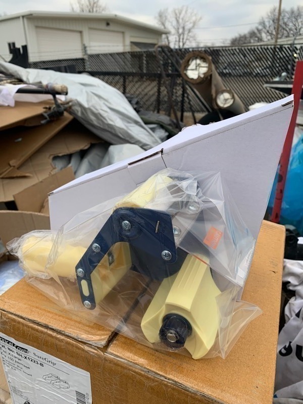 lot 498 image: 1 New Tape Gun