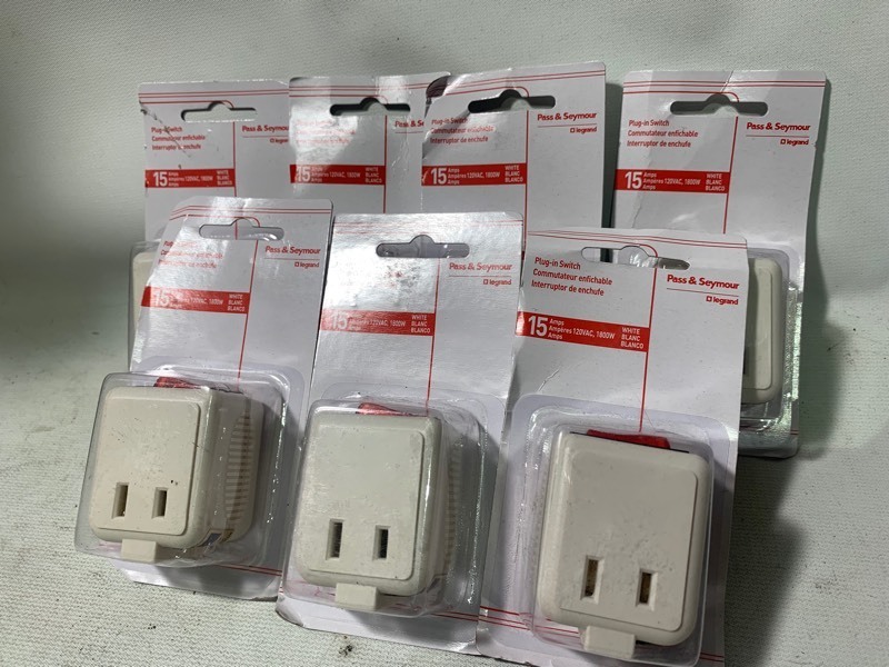 lot 190 image: 7 New Pass & Seymour Plug-In Switches