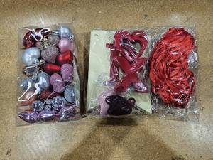 lot 4967 image: Valentines Decorations