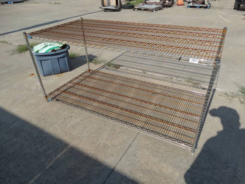 P.W. Sales Haysville Outside Auction / Tractors / Pallet Racking