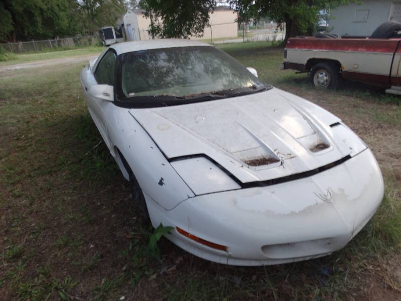 P.W. Sales Haysville Outside Auction / Tractors / Pallet Racking