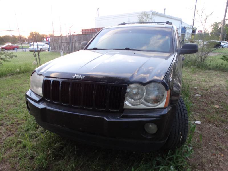 P.W. Sales Haysville Outside Auction / Tractors / Pallet Racking