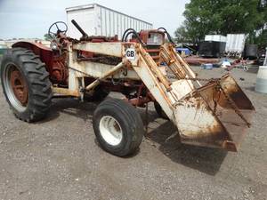 lot 23662 image: International Harvestor GB tractor- 64hp w loader