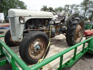 lot 23663 image: Massey Ferguson tractor w 3 point