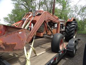 lot 23660 image: 1959-1962 Massey-Ferguson Model 85 row crop tractor w loader 62 HP